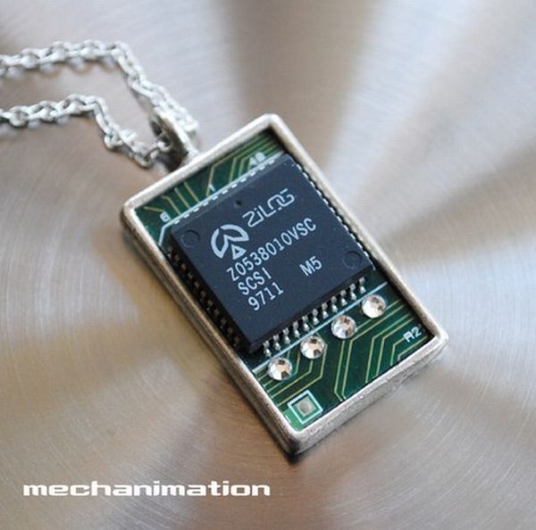 Medalion cu circuit integrat si cristale