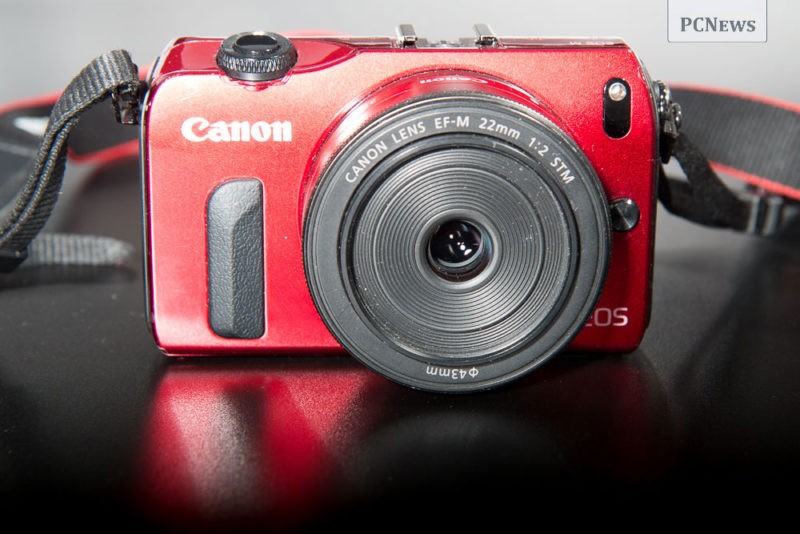 Canon EOS M cu obiectivul EF-M 22mm f/2 din kit