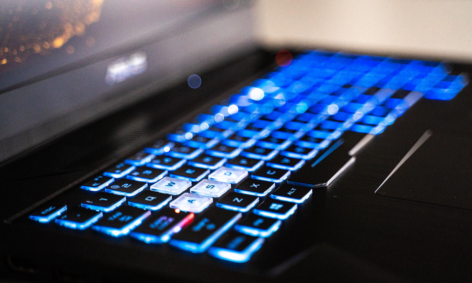 Tastatura este iluminată RGB