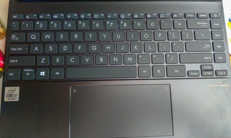 Laptopul ZenBook 13 UX325