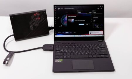 Laptopul ROG Flow X13 conectat la XG Mobile