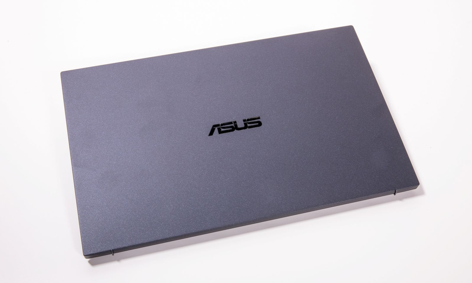 Laptop business ASUS ExpertBook B9 are o carcasă din aliaj de magneziu și litiu