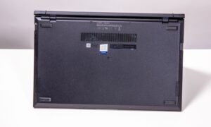 Spatele laptopului business ASUS ExpertBook B9 B9450