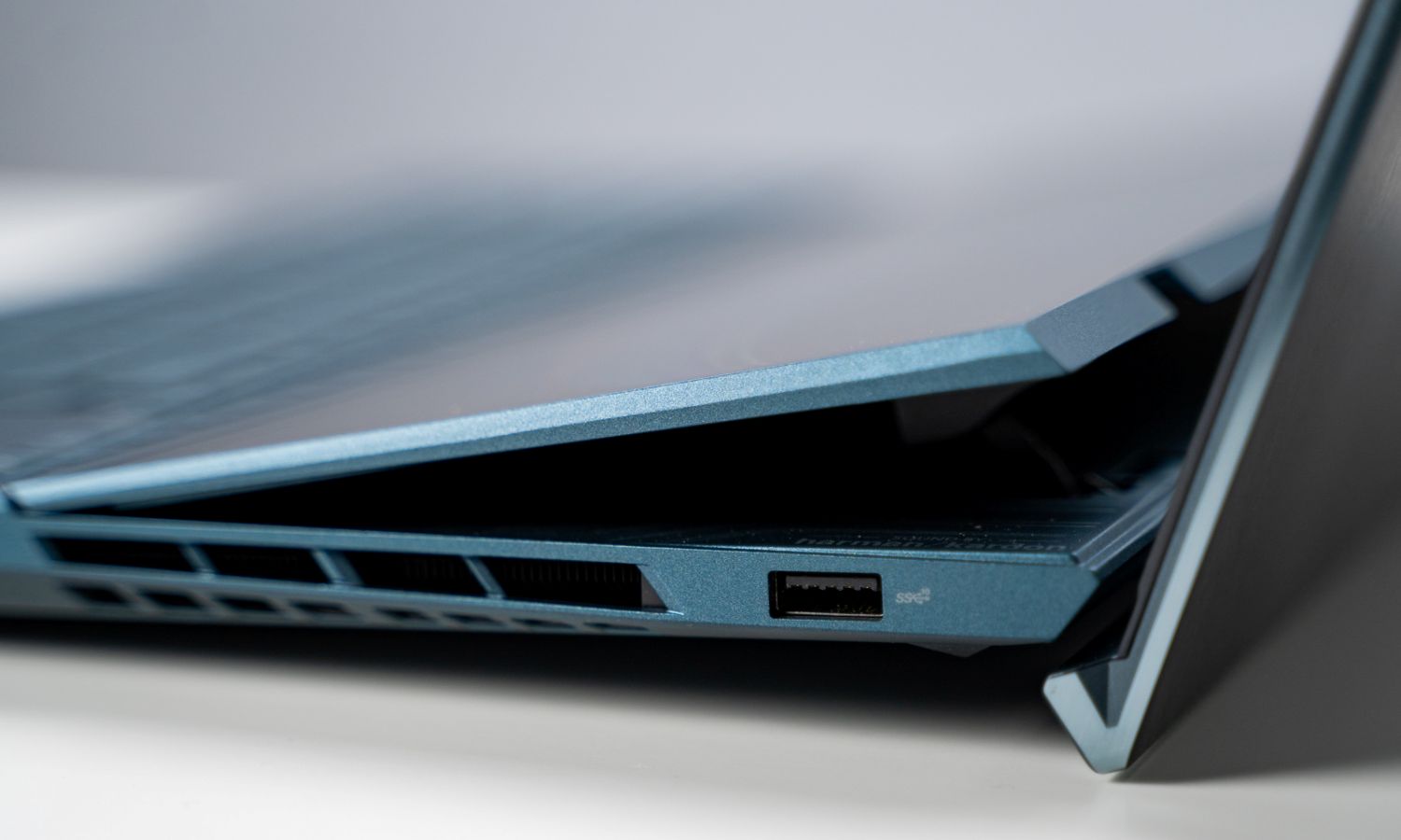 Designul balamalei ErgoLift la ZenBook Pro Duo 15 (UX582)