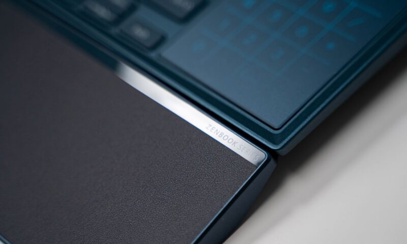 Laptop ZenBook Pro Duo 15 (UX582) cu palmrest detașabil