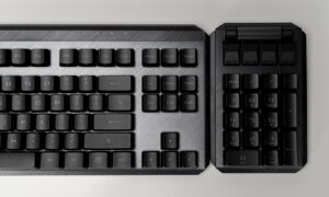 Tastatura ROG Claymore II - partea TKL și NumPad-ul conectat în dreapta