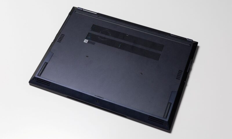 Spatele laptopului ASUS Expertbook B7402FE cu piciorușe înalte de cauciuc