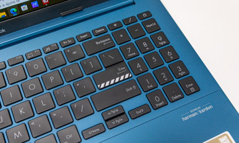 Laptop Vivobook S 15 OLED (S5504) cu tasta Enter cu pattern