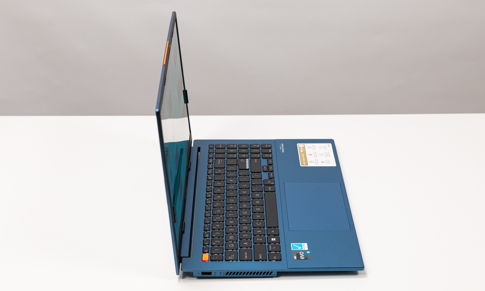 Laptop Vivobook S 15 OLED (S5504) - fante de evacuare a căldurii pe stânga