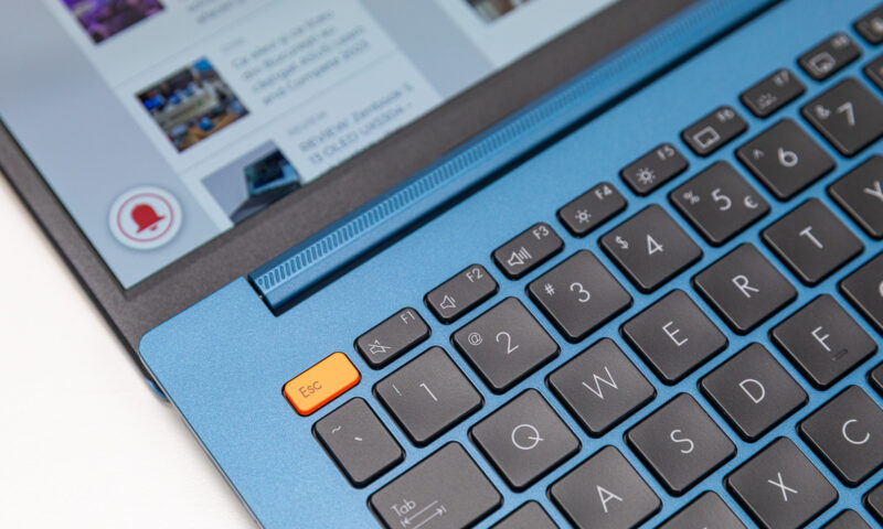 Laptop Vivobook S 15 OLED (S5504) cu tasta ESC portocalie