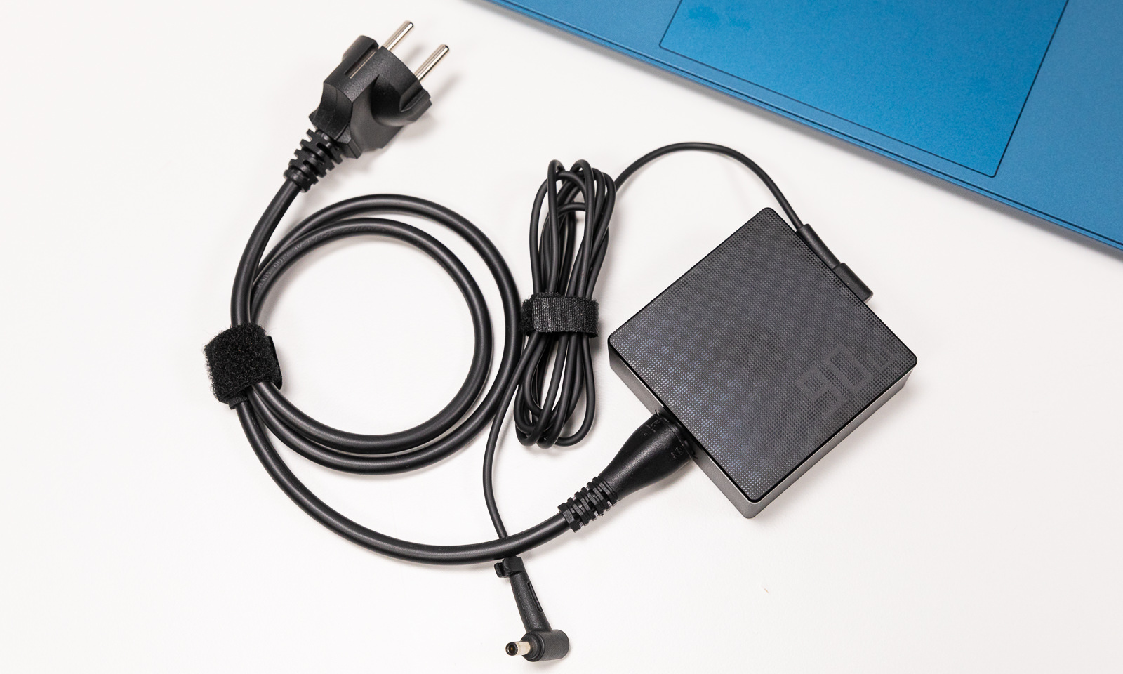 Adaptorul lui Vivobook S 15 OLED are 90W și este foarte compact
