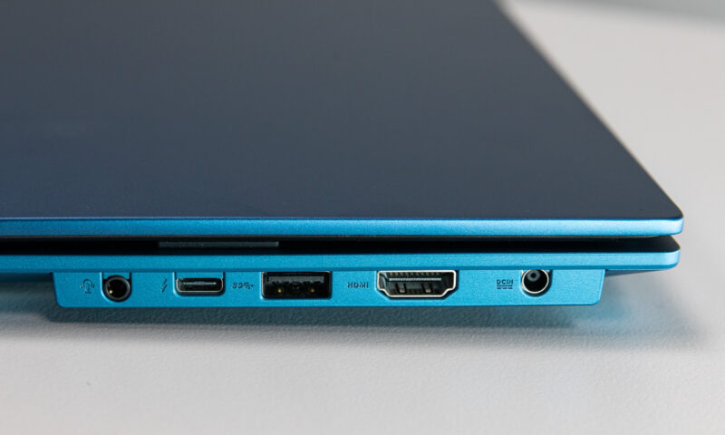 Laptop Vivobook S 15 OLED (S5504) - porturile pe dreapta
