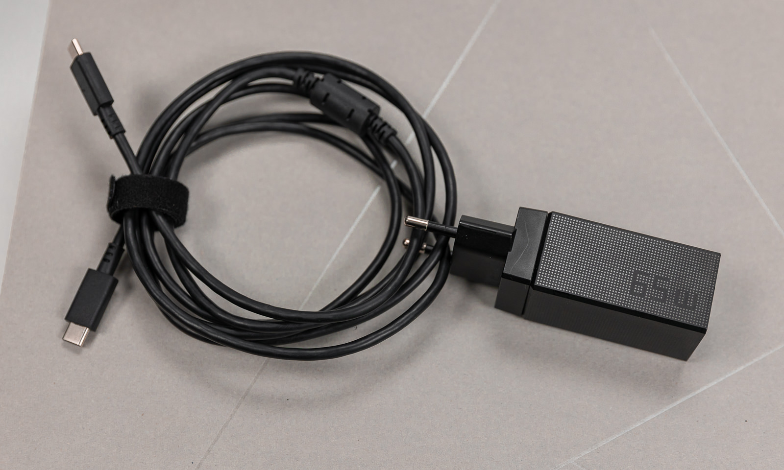 Adaptorul USB-C al lui Zenbook S 13 OLED UX5304VA