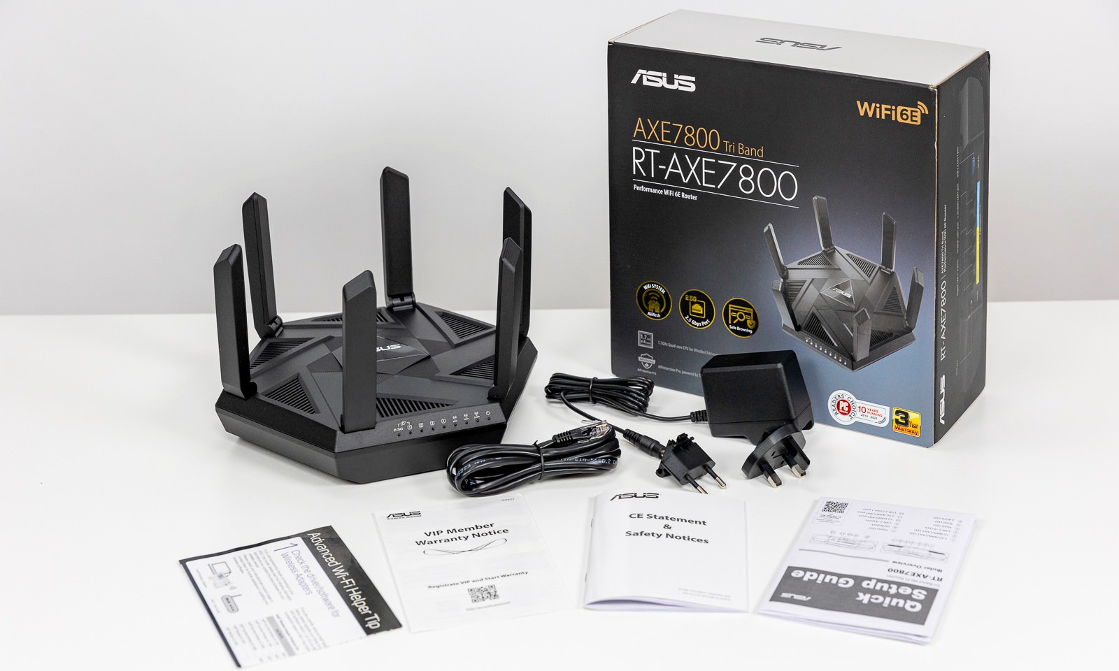Routerul ASUS RT-AXE7800 TriBand WiFi6E - conținutul cutiei