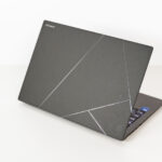 Exteriorul este acoperit cu Ceraluminum - ASUS Zenbook S 14 UX5406