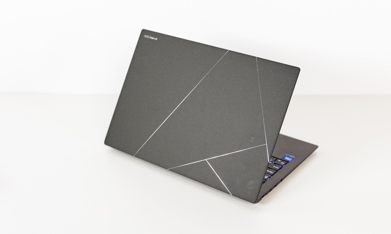 Exteriorul este acoperit cu Ceraluminum - ASUS Zenbook S 14 UX5406