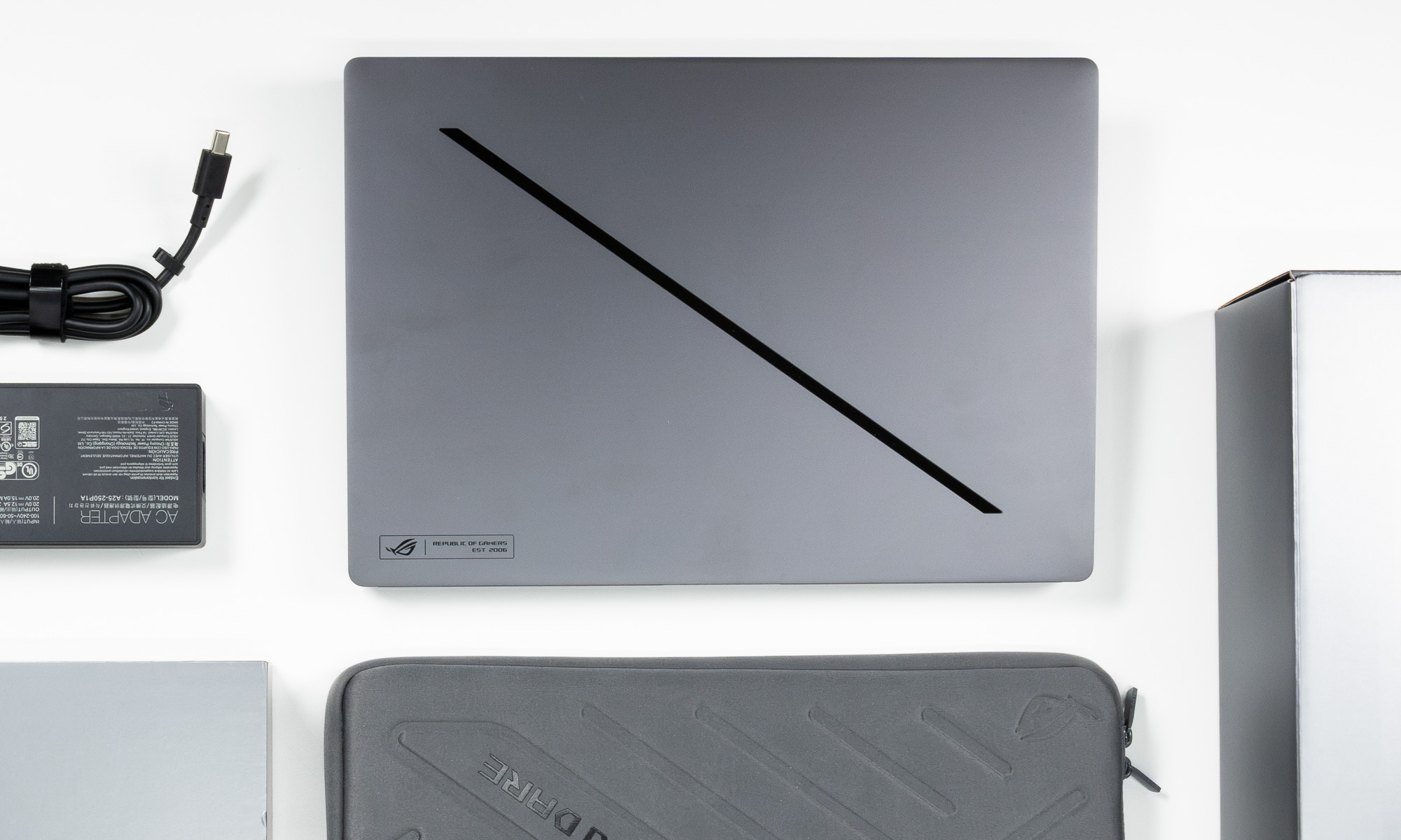Carcasa laptopului ROG Zephyrus G16 GU606AW are Slash Lighting