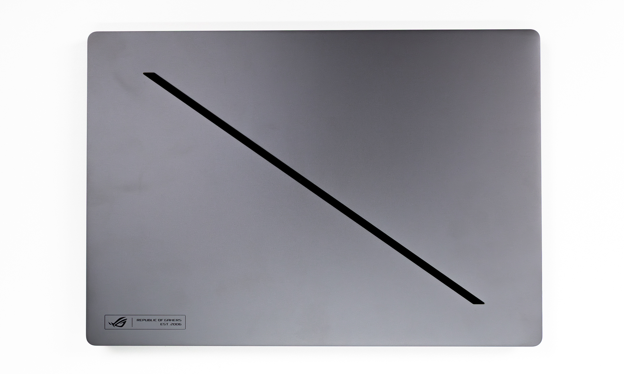 Carcasa laptopului ROG Zephyrus G16 GU606AW are Slash Lighting