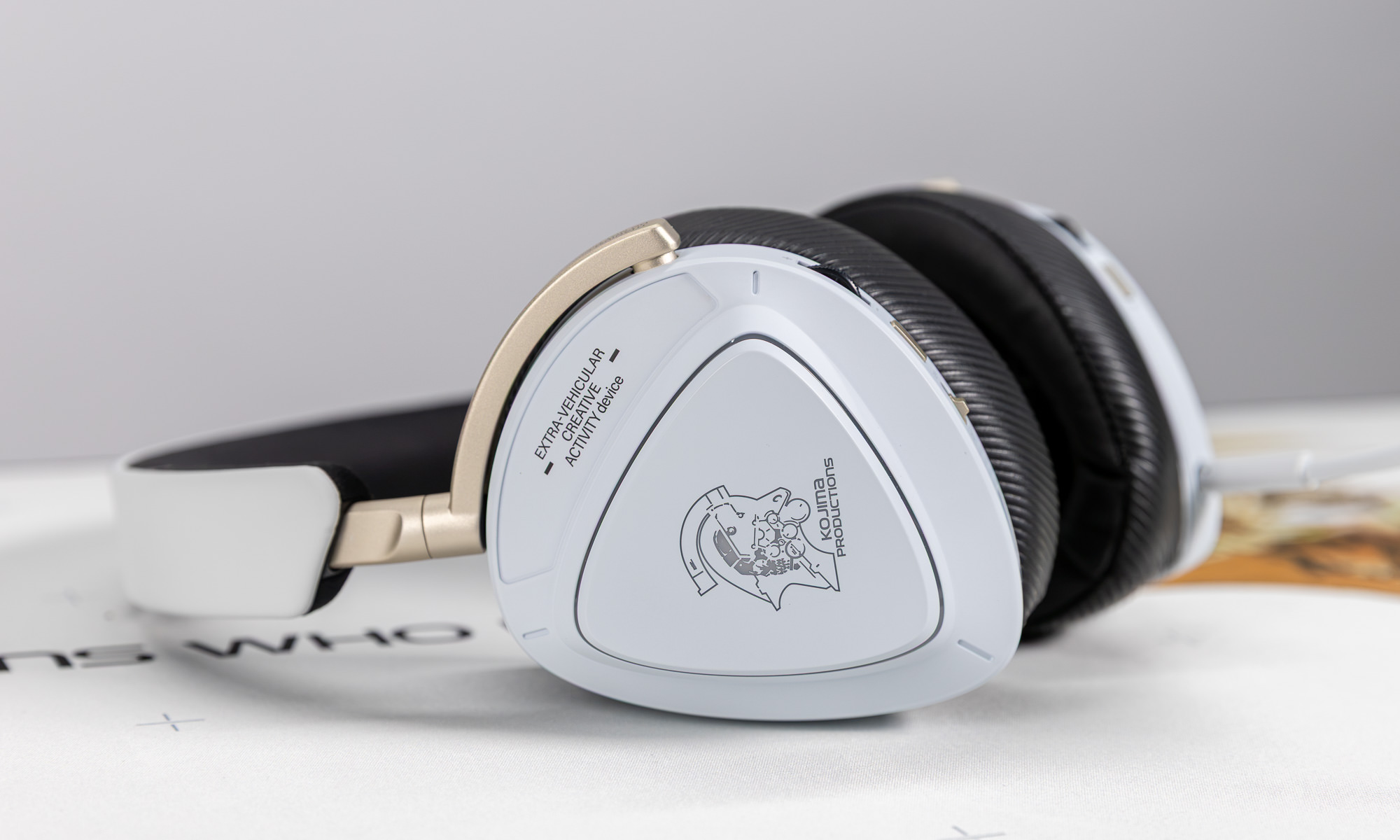 Casti ROG Delta II-KJP pe un pad ROG Scabbard II XXL-KJP