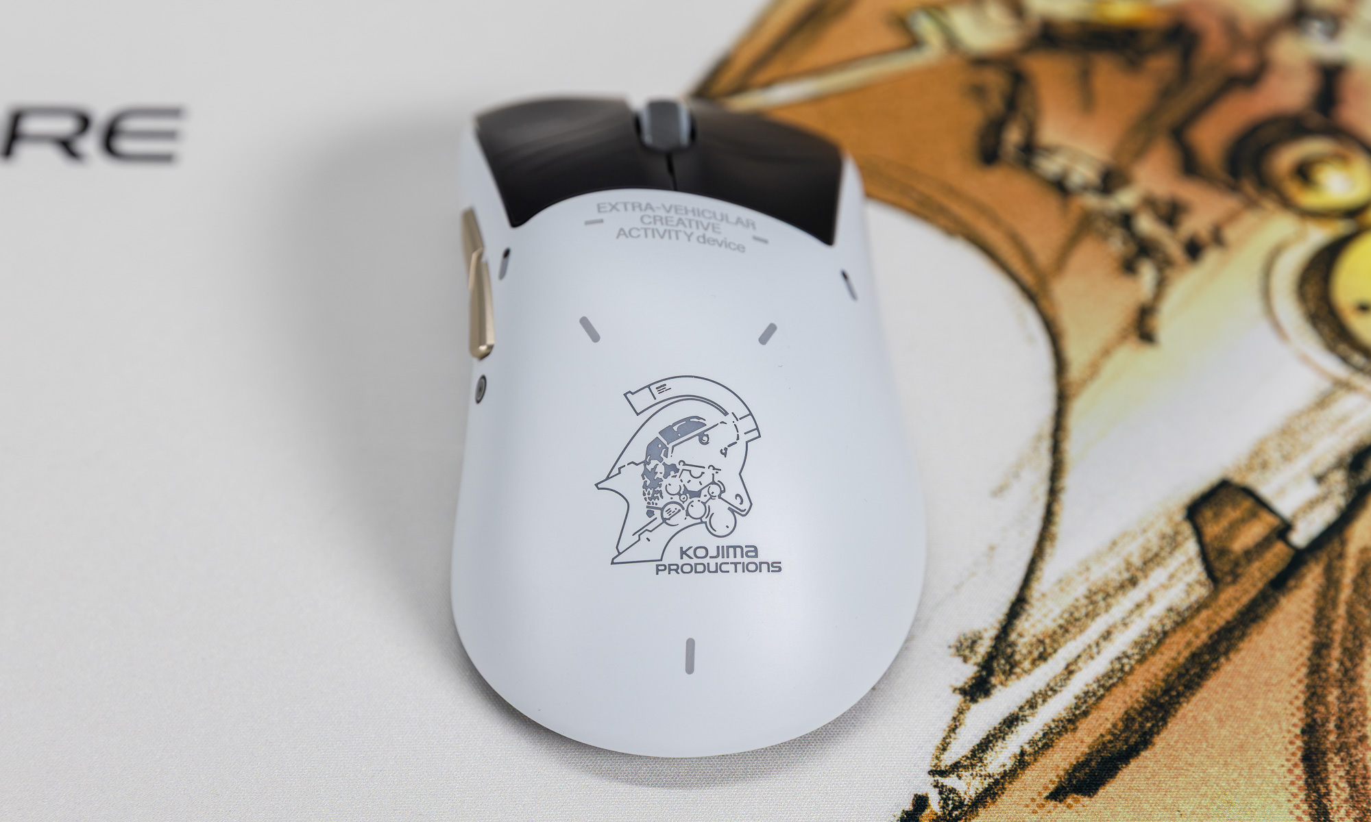 Mouse ROG Keris II Origin-KJP pe un pad ROG Scabbard II XXL-KJP
