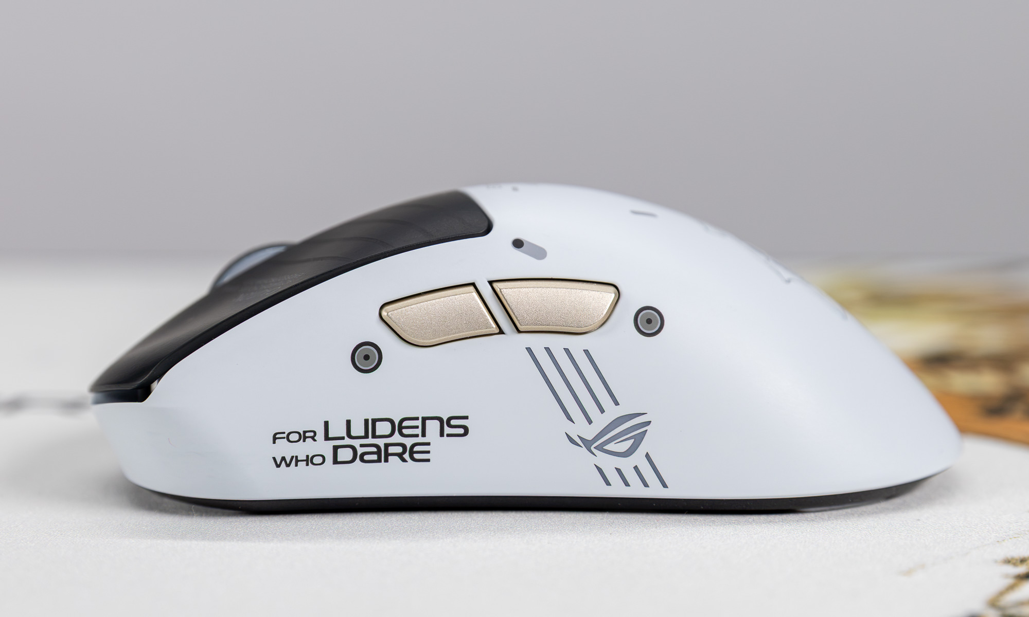 Mouse ROG Keris II Origin-KJP pe un pad ROG Scabbard II XXL-KJP